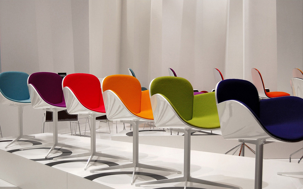 Un'esposizione scenografica che mostra tutti i colori presenti in catalogo di un tipo di sedia al Salone 2009 - [foto di Lord Brummel]